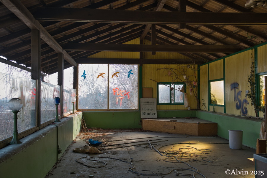 Lost Place Heurigen Binder