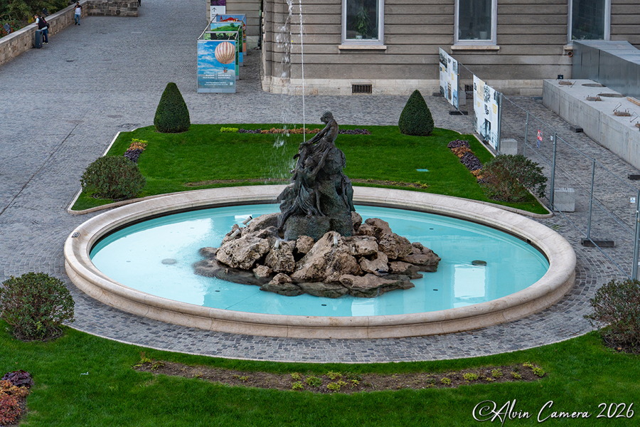 Brunnen der fischenden Kinder